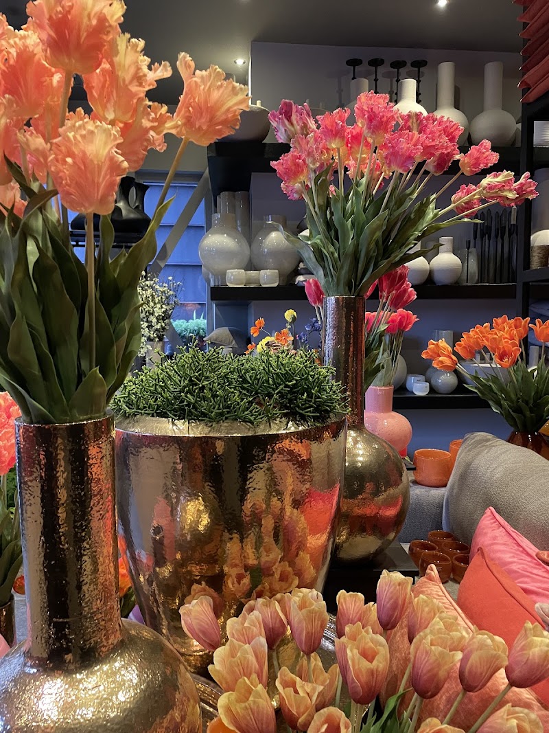 De winkel aan het Assiesplein met tulpen, vazen en woonaccessoires.